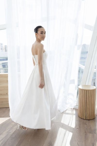 White Sleeveless A-Line Satin Prom Dress with Corset Top (XL, white)
