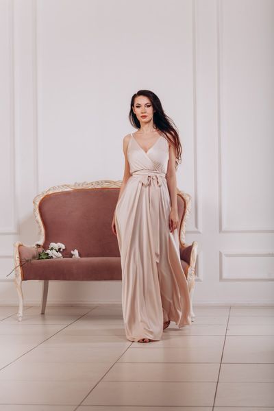 Вечірня шовкова бежева сукня на бретелях (M, Бежевий) FFY-40-425-342 фото