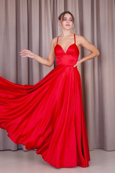 Elegant red satin dress with a slit (L, red)