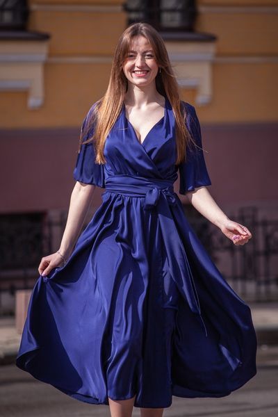 Елегантна синя шовкова вечірня міді-сукня з V-подібним вирізом &mdash; з короткими рукавами-метеликами (L, Синій) DEV-40-285-479 фото
